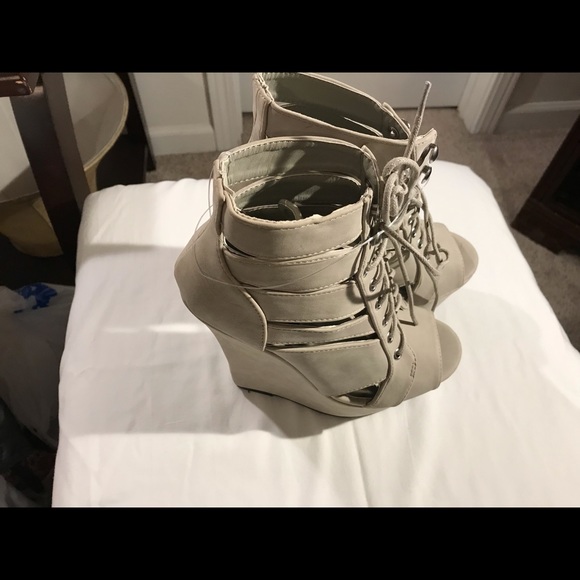 Dollhouse wedges - Picture 2 of 5